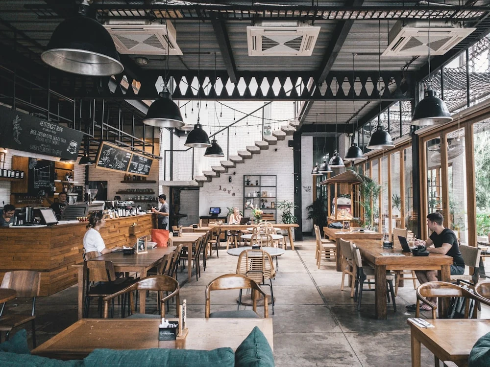 Interior Hangat Restoran Sarvoraa